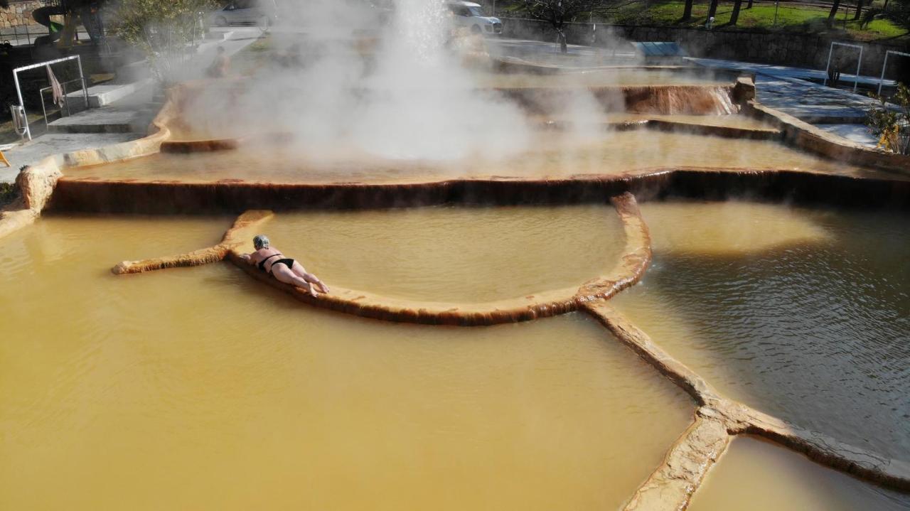 Pam Thermal Hotel Clinic & Spa Pamukkale Exterior photo A visitor relaxes in the hot springs